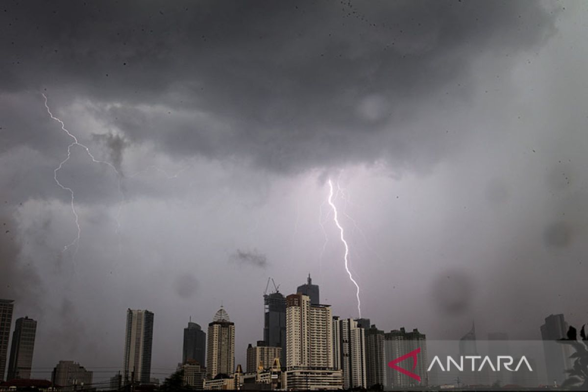 BMKG: Jakarta berpotensi hujan petir dan angin kencang pada Sabtu
