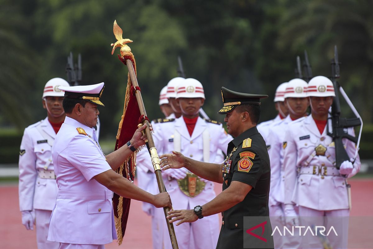 Jenderal TNI Andika  mewariskan alutsista canggih tangani KKB di Papua