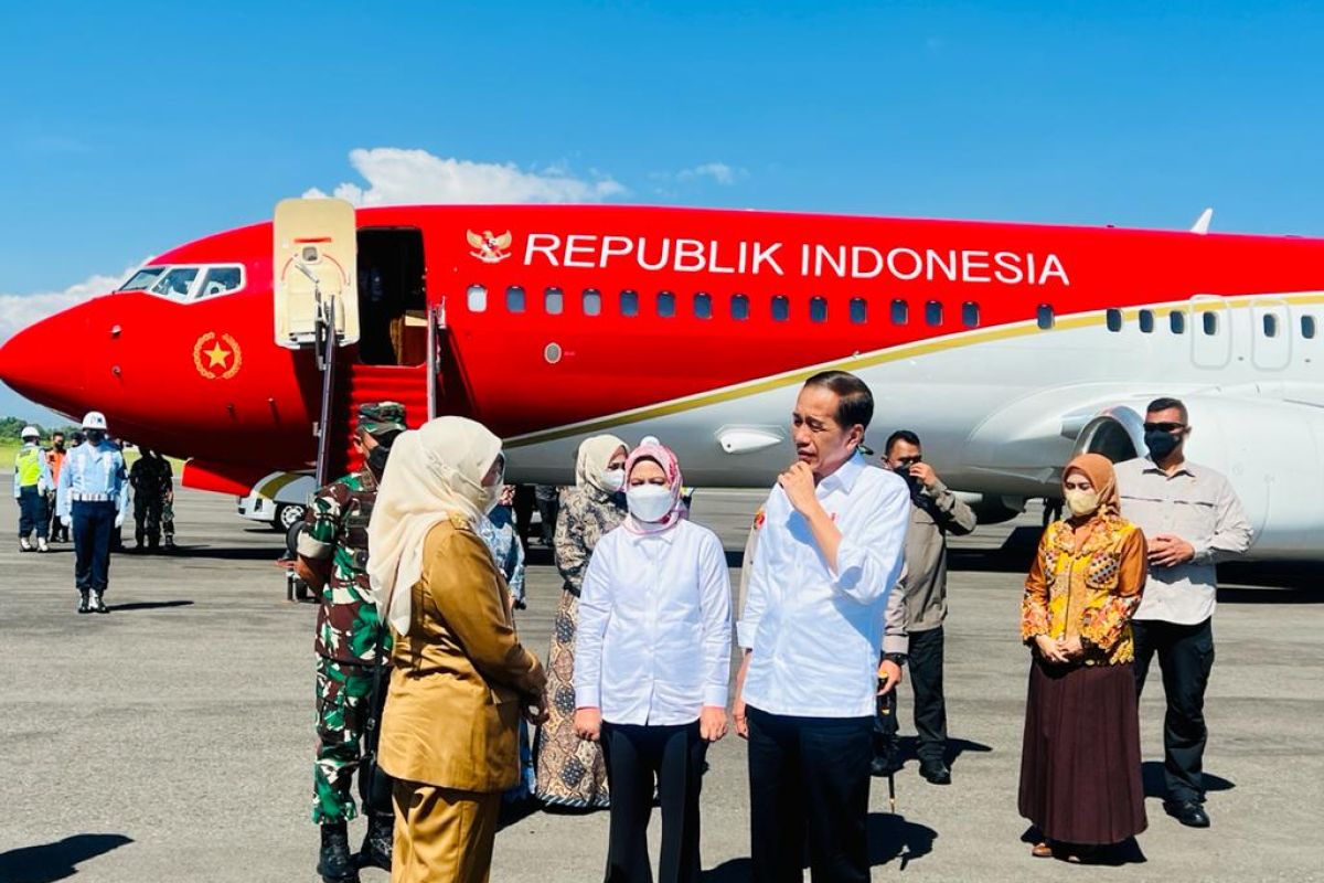 Presiden Joko Widodo ke Jatim serahkan bansos