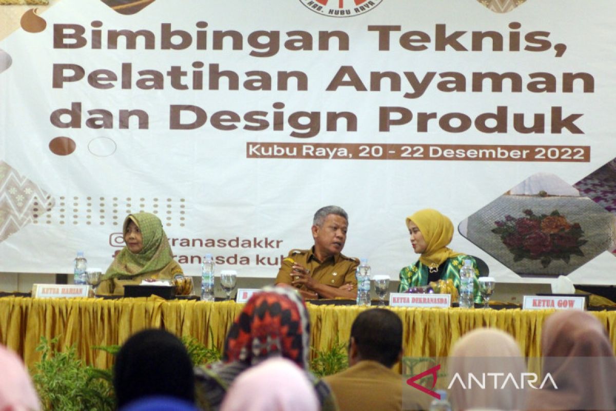 Kubu Raya fasilitasi pengembangan perajin anyaman daerah