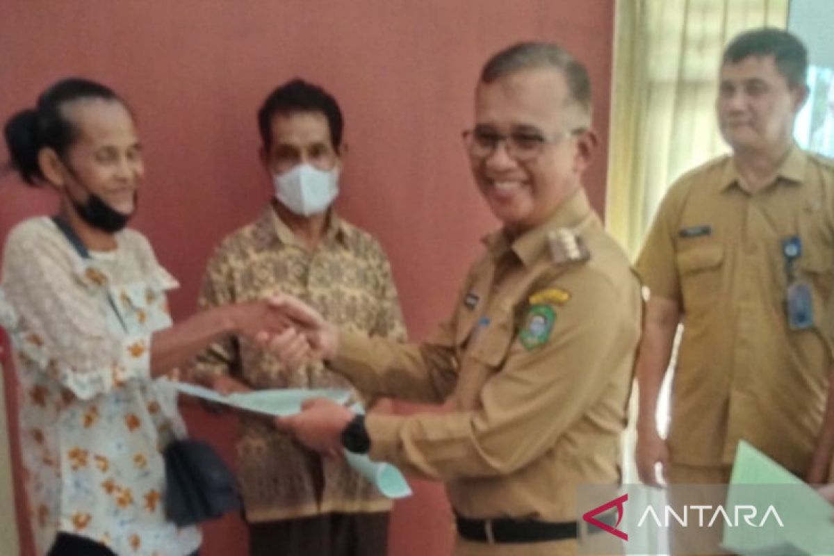 BPN Kota Singkawang serahkan 367 sertifikat tanah program PTSL