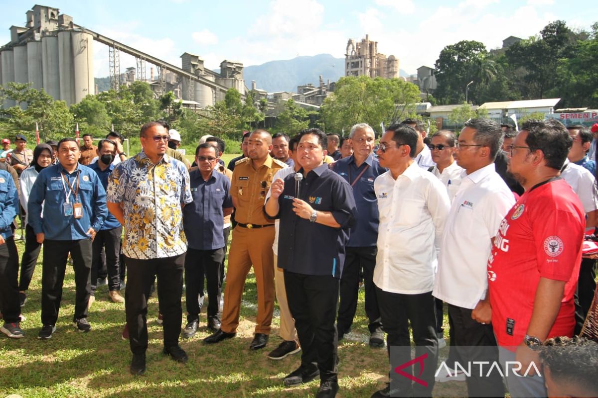 Dukung perekonomian Sumbar, Menteri Erick sapa warga Padang