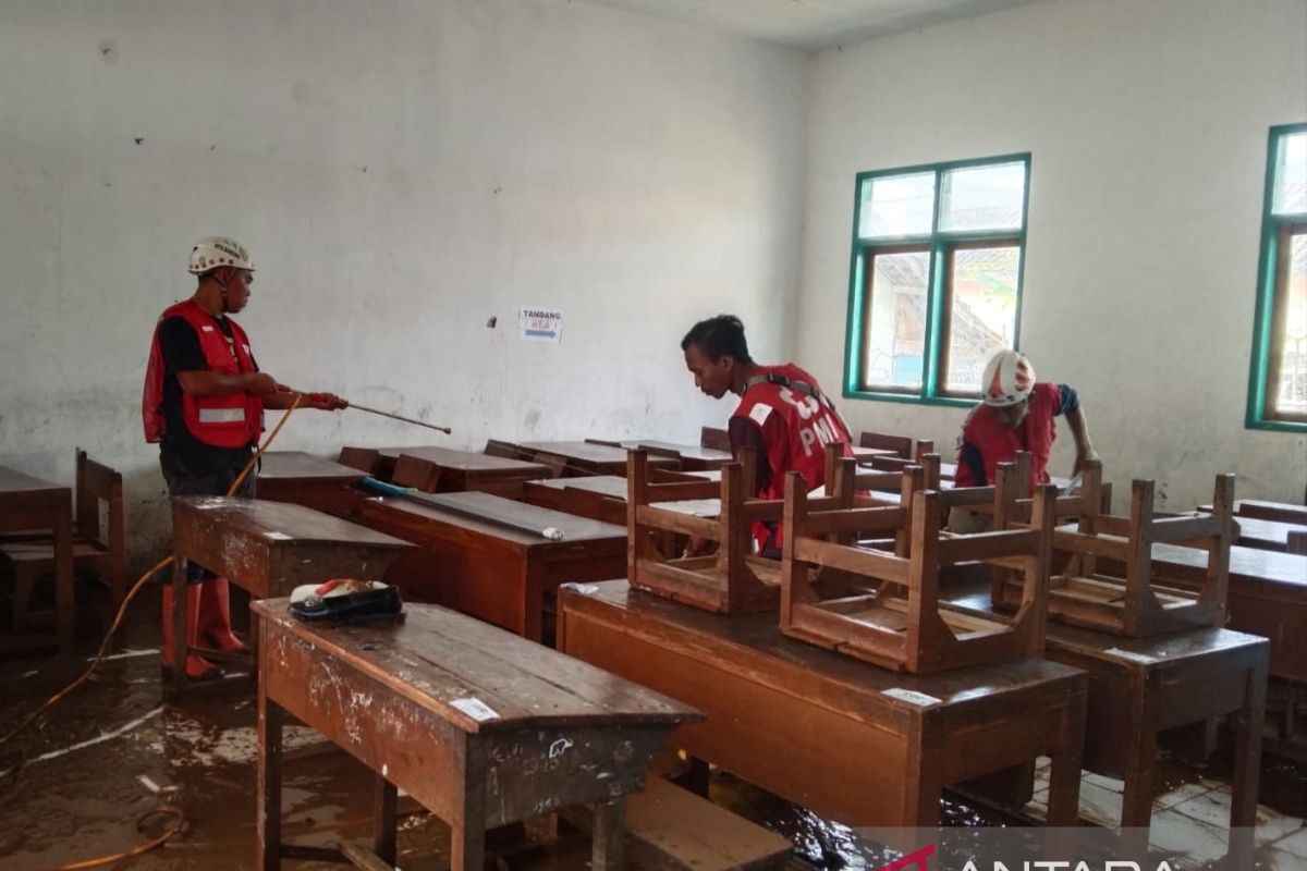 Relawan PMI bersama tim gabungan bantu warga korban banjir