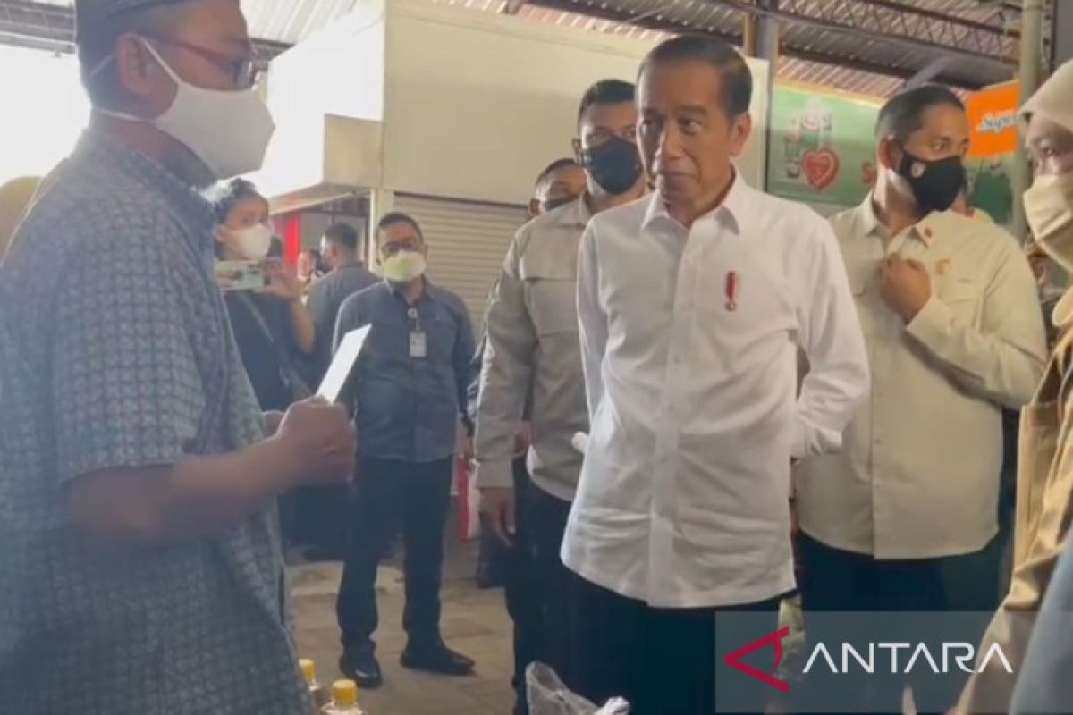 Presiden Jokowi cek pasokan bahan pokok di Pasar Sukolilo Madiun