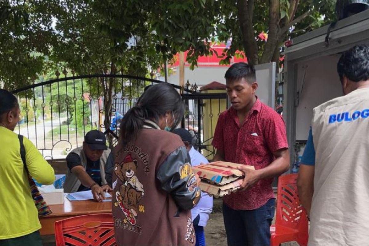 Perum Bulog Papua kerja sama dengan KNPI Jayapura gelar pasar murah