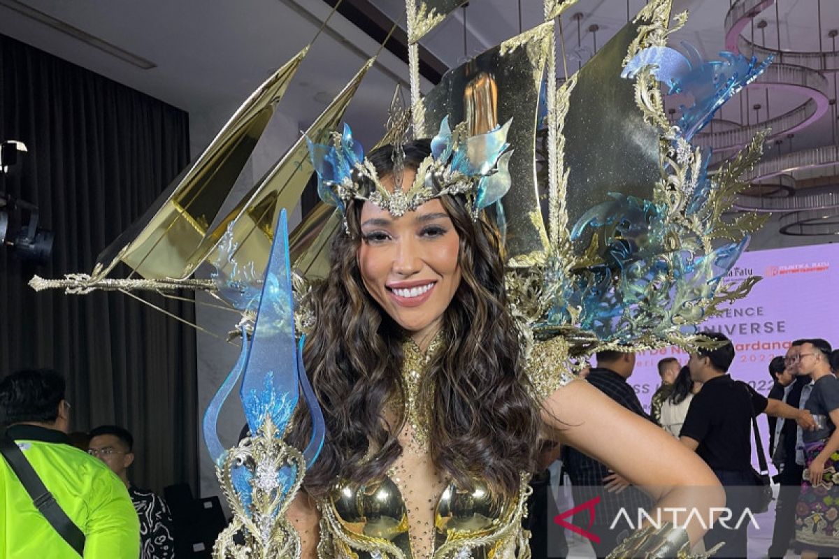 Laksmi Shari kenakan busana Kapal Phinisi di Miss Universe