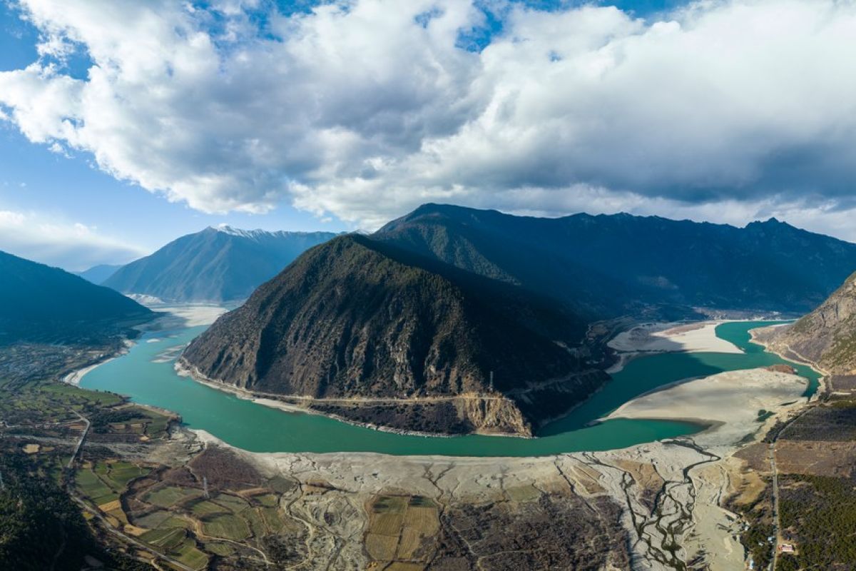 Potret pemandangan Sungai Yarlung Zangbo di Tibet, China, dari udara