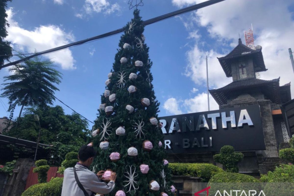 Masker pun jadi hiasan pohon Natal di gereja Denpasar