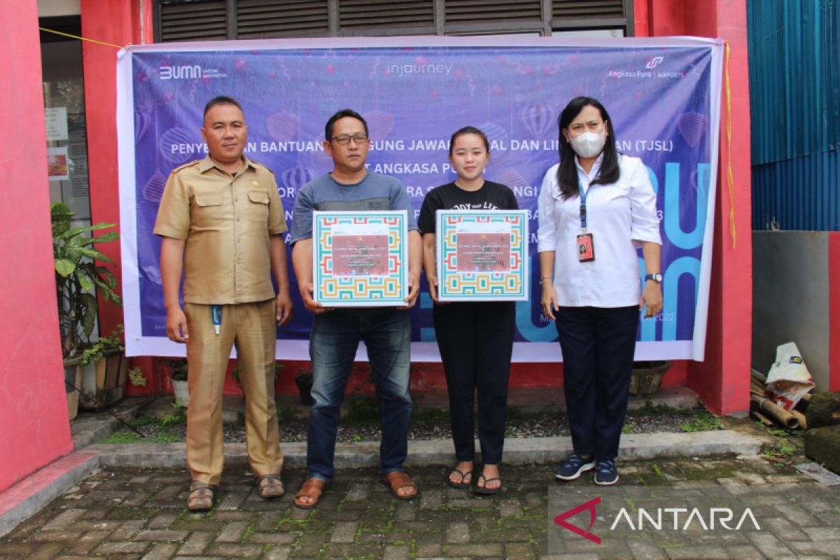 AP 1 Bandara Samrat  menyalurkan ratusan paket pangan warga kurang mampu