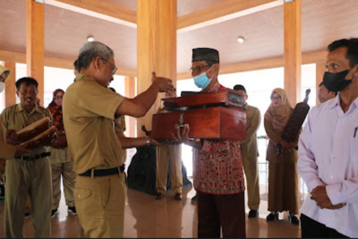 Pemkab Kulon Progo menyalurkan hibah peralatan permainan tradisional