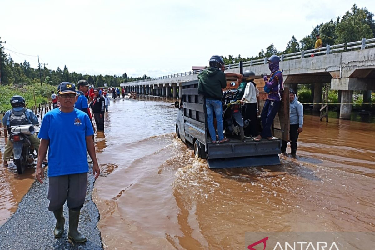 Dinas PUPR Kapuas Hulu swadaya bangun jembatan darurat di jalan nasional Kalis-Putussibau