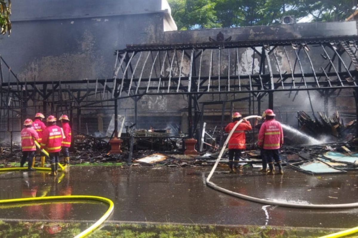 Gudang peralatan di Kantor PLN Induk Distribusi Bali terbakar