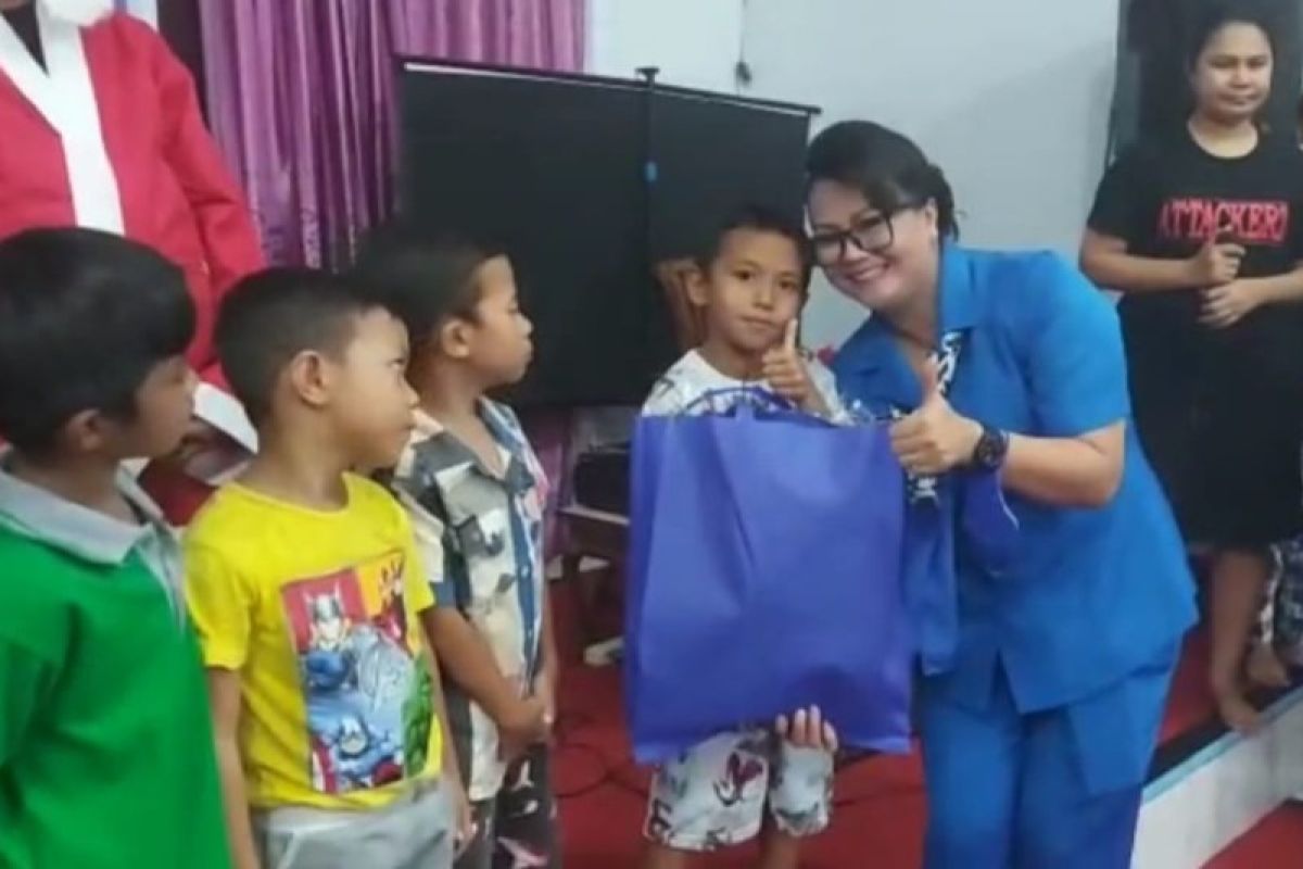 Korcab VIII Jalasenatsri berbagi kasih dengan anak-anak di TPA Sumompo Manado