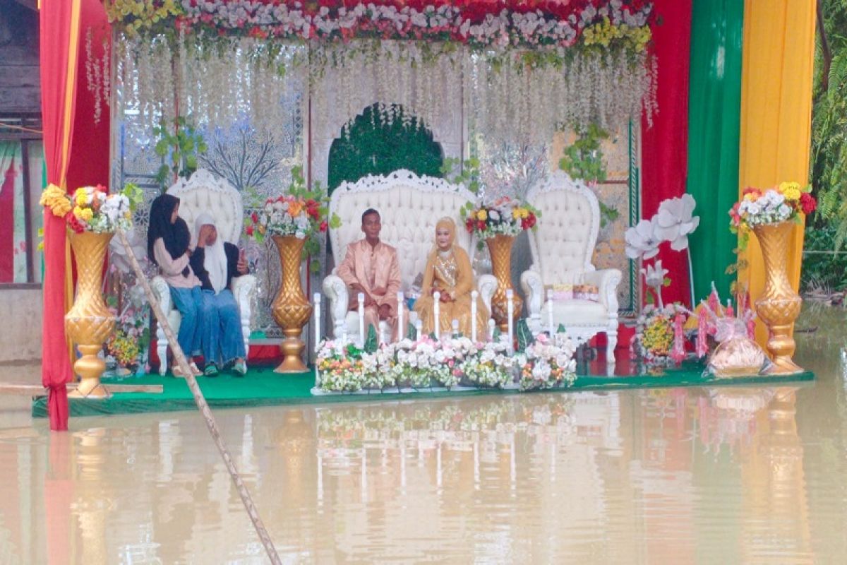 Warga Aceh Tamiang langsungkan pesta pernikahan di tengah banjir