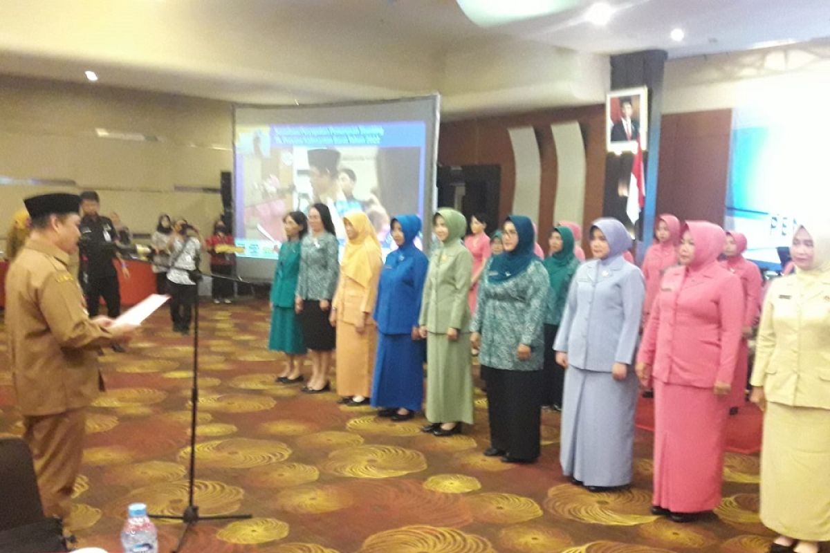 Wagub kukuhkan Bunda Asuh Anak Stunting dari organisasi wanita Kalbar