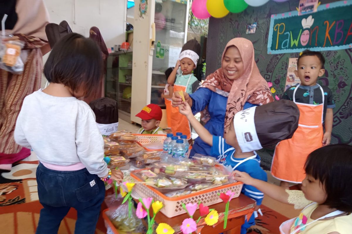 Siswa PAUD Umar Al Faruq Mataram belajar wirausaha menyambut Hari Ibu