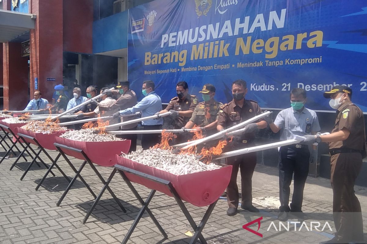 KPPBC Kudus musnahkan lima juta batang rokok ilegal