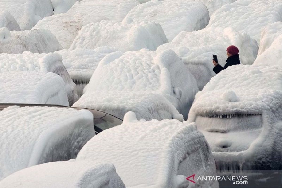 Salju lebat di Jepang akibatkan pengemudi terlantar semalaman di jalaan raya