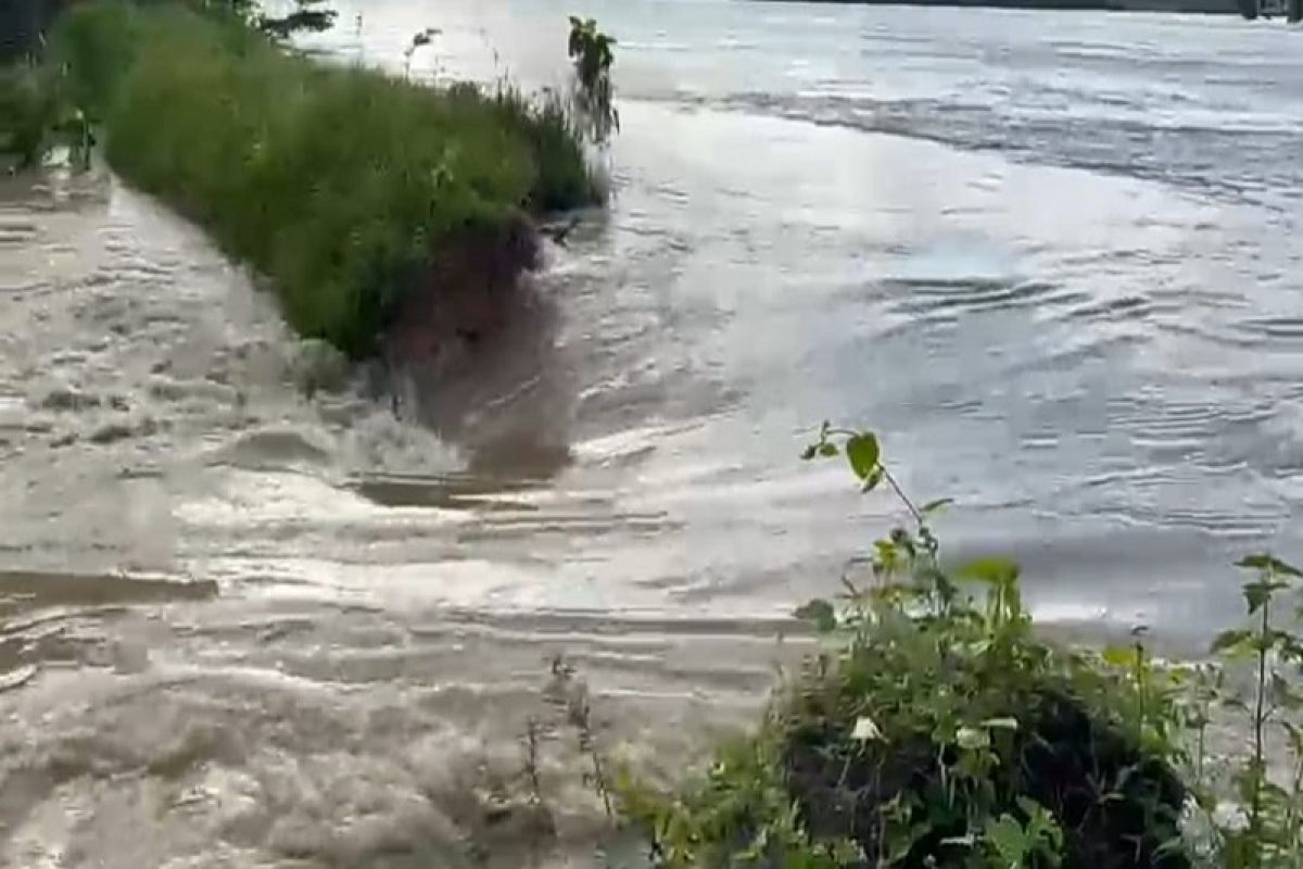 Tanggul jebol bertambah di pesisir Aceh Tamiang