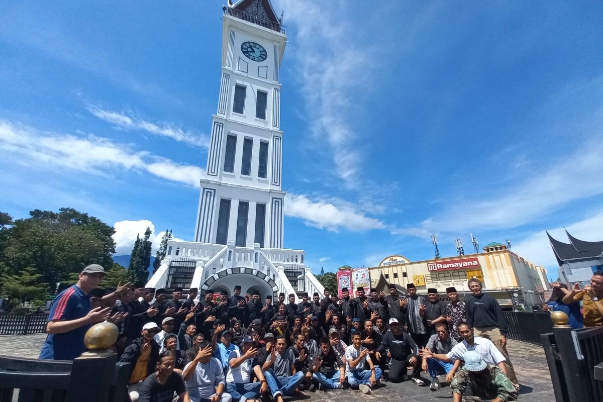 Tokoh adat keluar sidang paripurna hari jadi Kota Bukittinggi