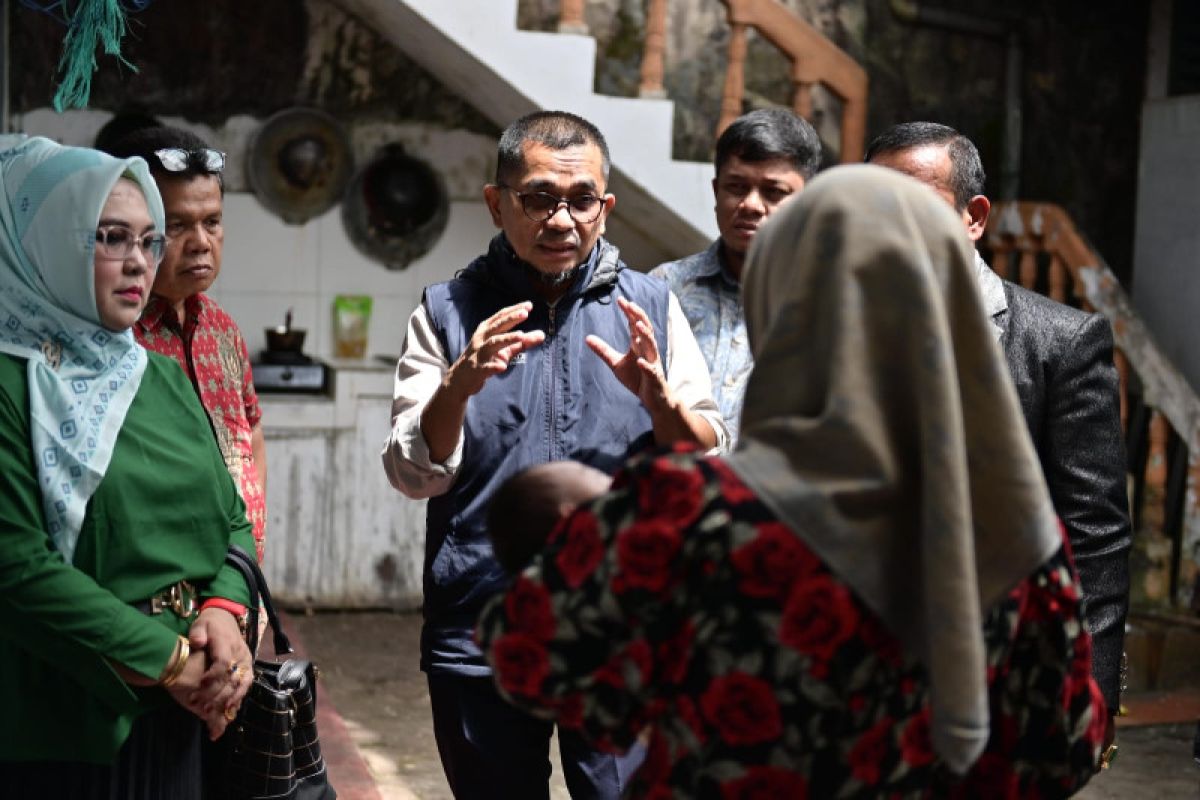 DPC Peradi Padang mengunjungi Panti Asuhan momentum ulang tahun ke-18