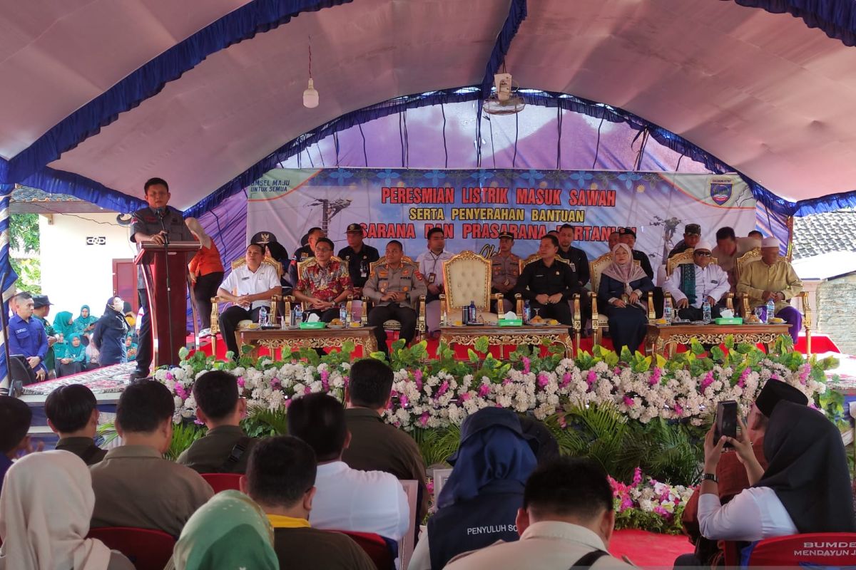 Bupati OKU Timur resmikan program listrik masuk sawah di Desa Mendayun