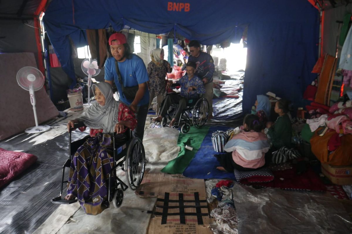 Disabilitas korban gempa Cianjur terima bantuan kursi roda dari JQR