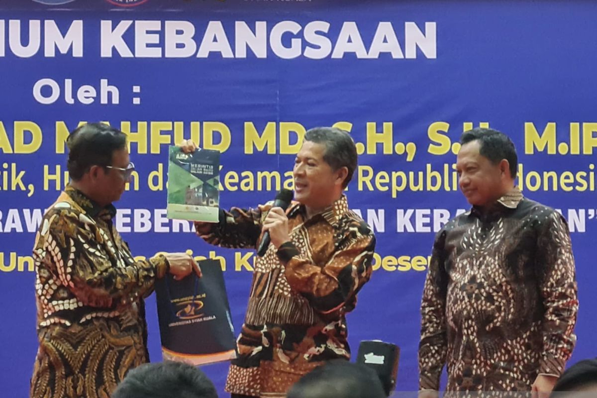 Mendagri dan Menkopolhukam terima buku sejarah nilam Aceh dan ARC dari USK