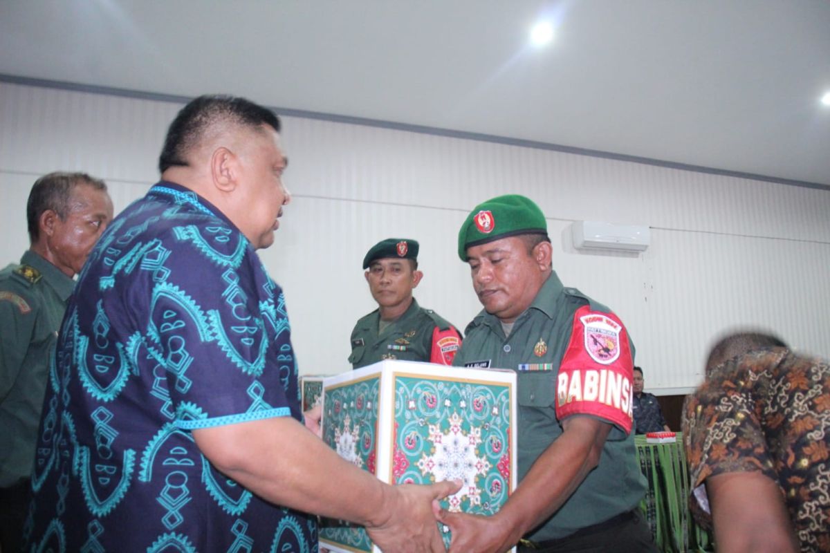 Pemkot Ambon salurkan paket kebutuhan pokok bagi TNI-Polri