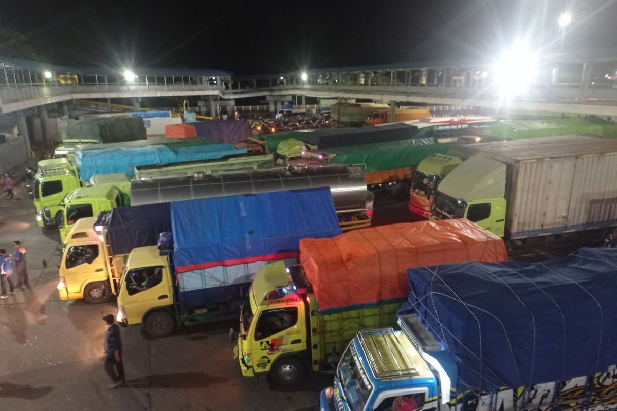 Pelabuhan Merak, Banten dipadati kendaraan truk pada H-3 Natal