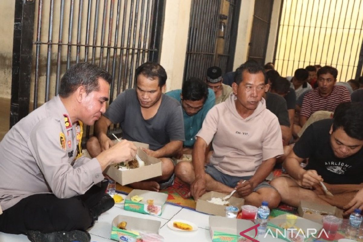 Kapolres Batubara duduk di lantai makan bersama tahanan