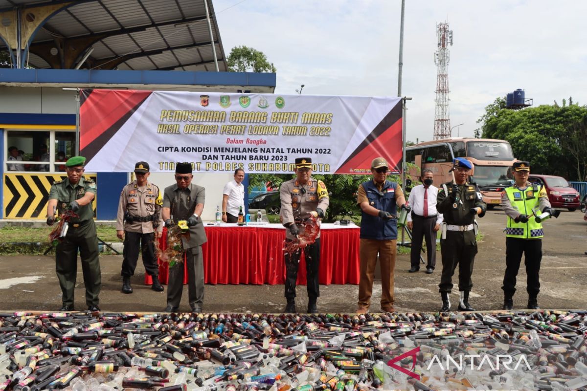 Jelang perayaan Natal dan tahun baru ribuan botol miras dimusnahkan