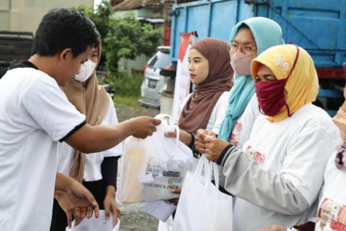 Komunitas sopir truk bagi-bagi sembako di Kediri