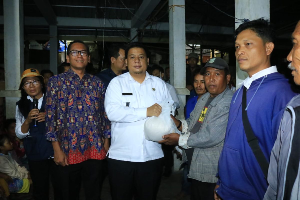 Bupati  Samosir salurkan bantuan kepada warga korban banjir bandang