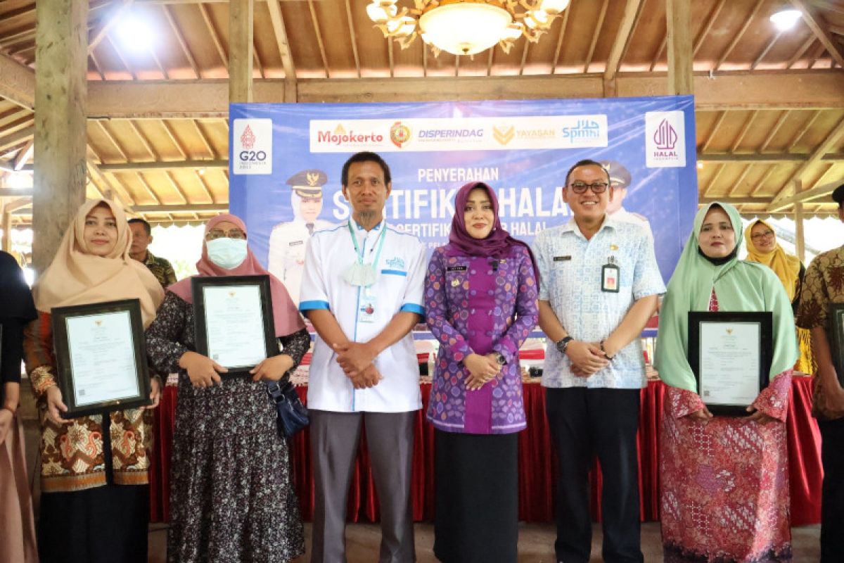 Pemkab Mojokerto serahkan sertifikat halal kepada pelaku usaha