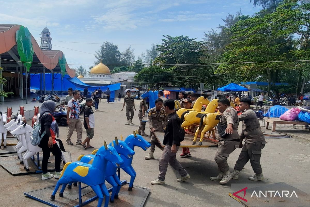 Pemkot Pariaman tata kembali pedagang di ruang terbuka Pantai Gandoriah