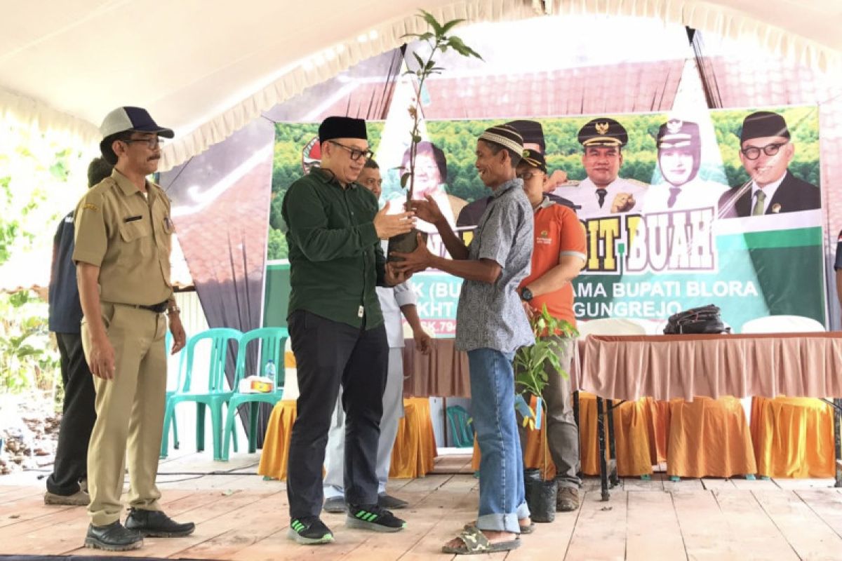 Berdayakan petani hutan, legislator PKB bantu bibit dan ternak