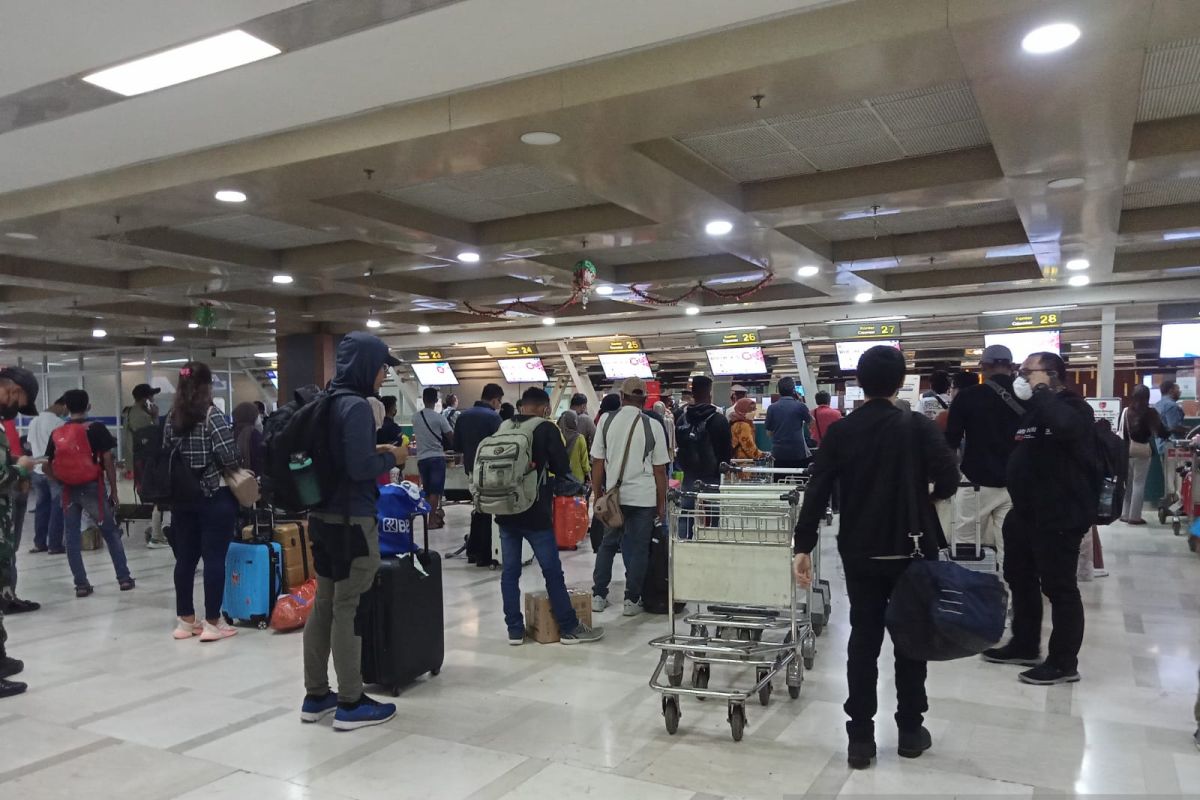 Puncak arus mudik Natal di Bandara Sultan Hasanuddin pada H-2