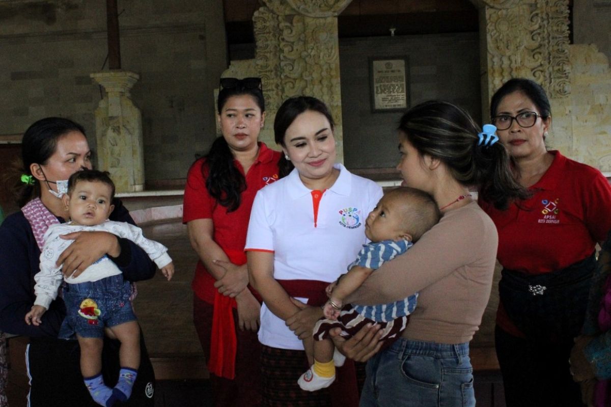 FK-PUSPA Denpasar beri sembako untuk ibu dan anak 