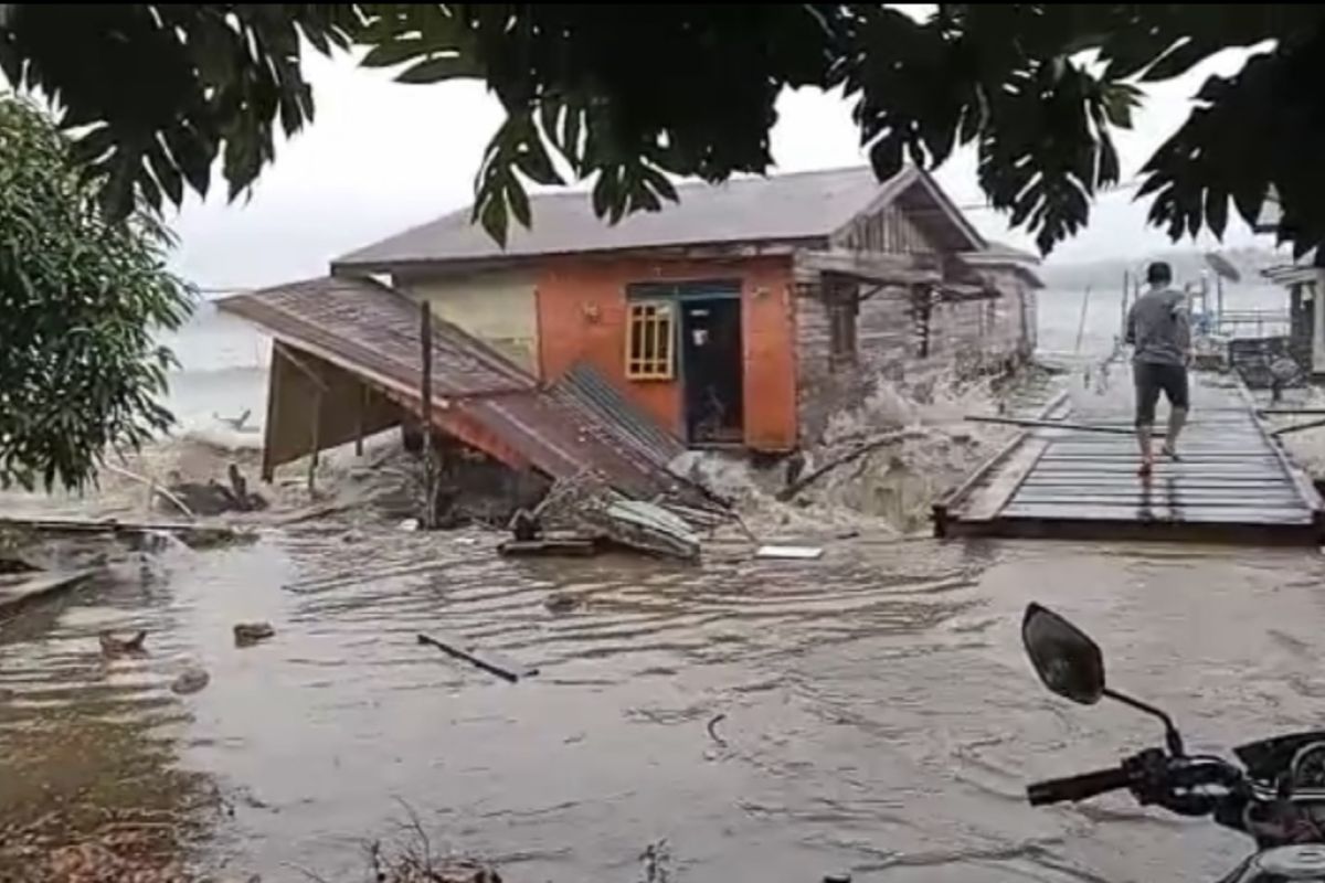 Gelombang dan angin kencang sebabkan kerusakan rumah warga di Lingga