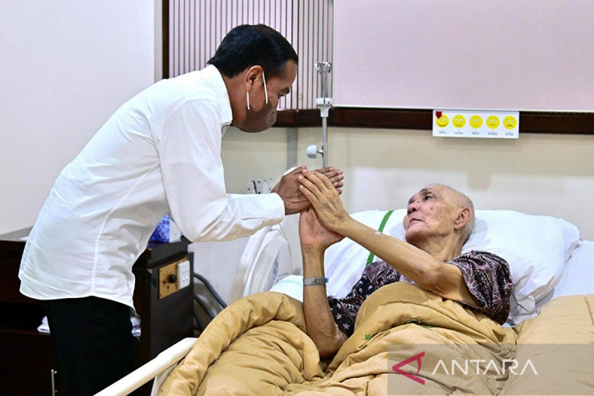 Presiden Jokowi Jenguk Try Sutrisno di RSPAD Gatot Soebroto