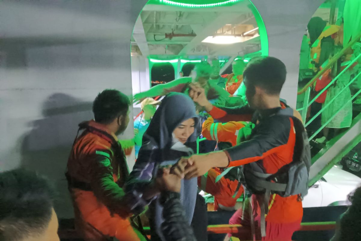 Tim SAR evakuasi 278 penumpang  dari kapal yang kemudinya patah di Sofifi