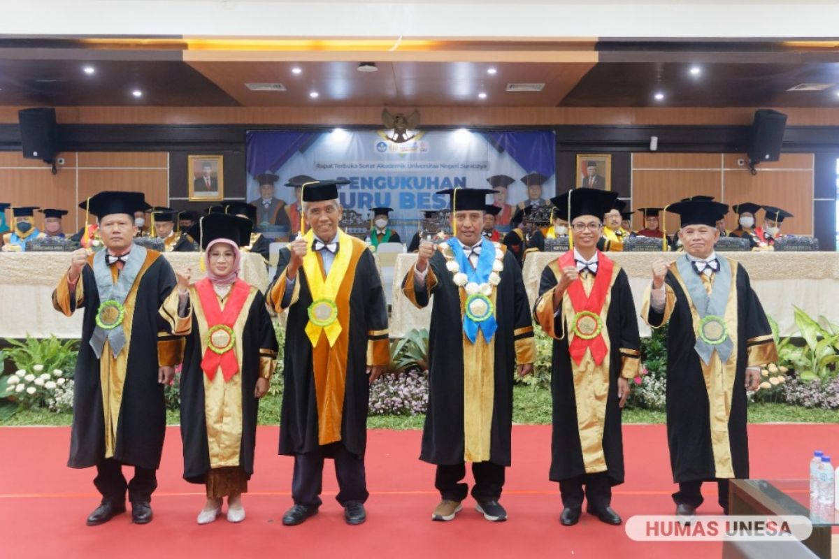 Universitas Negeri Surabaya kukuhkan empat guru besar baru