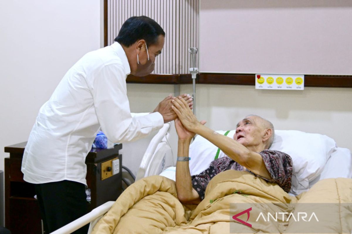 President visits Sutrisno at Gatot Subroto Army Hospital