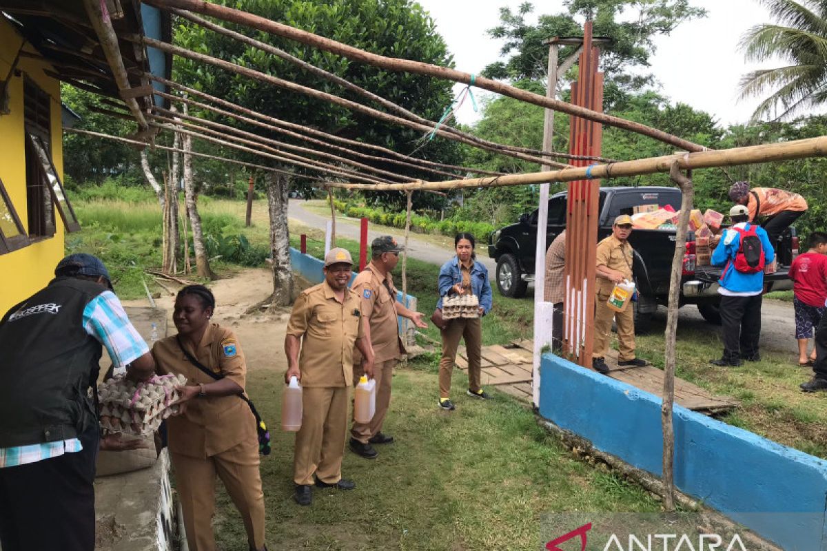 Anak yatim di Manokwari dapat bingkisan Natal dari Inspektorat Papua Barat