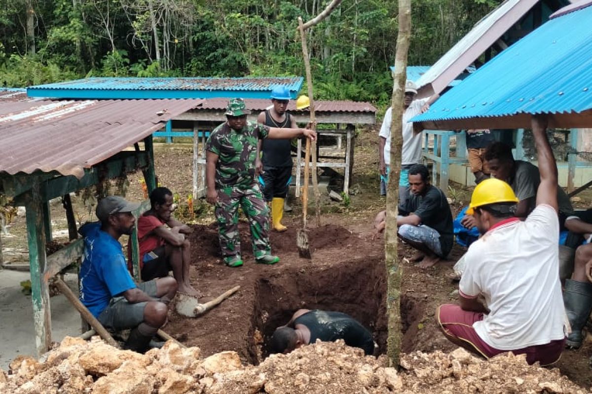 Koramil Numfor bantu warga kerjakan penggalian kubur