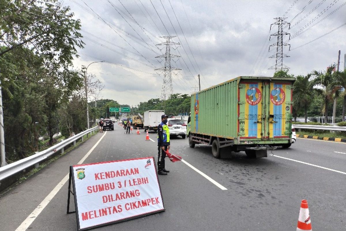 Kendaraan bersumbu tiga atau lebih dilarang melintasi Tol Japek selama periode Natal dan Tahun baru