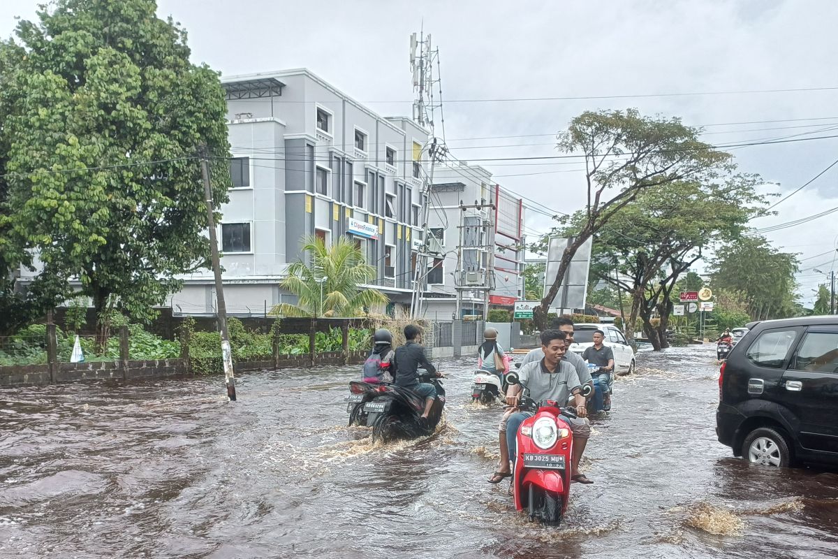 Sejumlah cekungan di Kota Pontianak terendam banjir