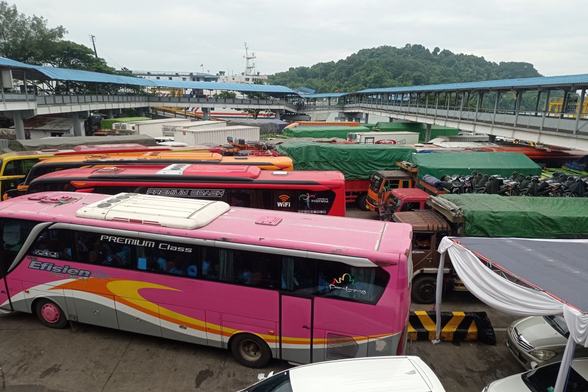 Vehicles throng Merak Port piers to cross Sunda Strait
