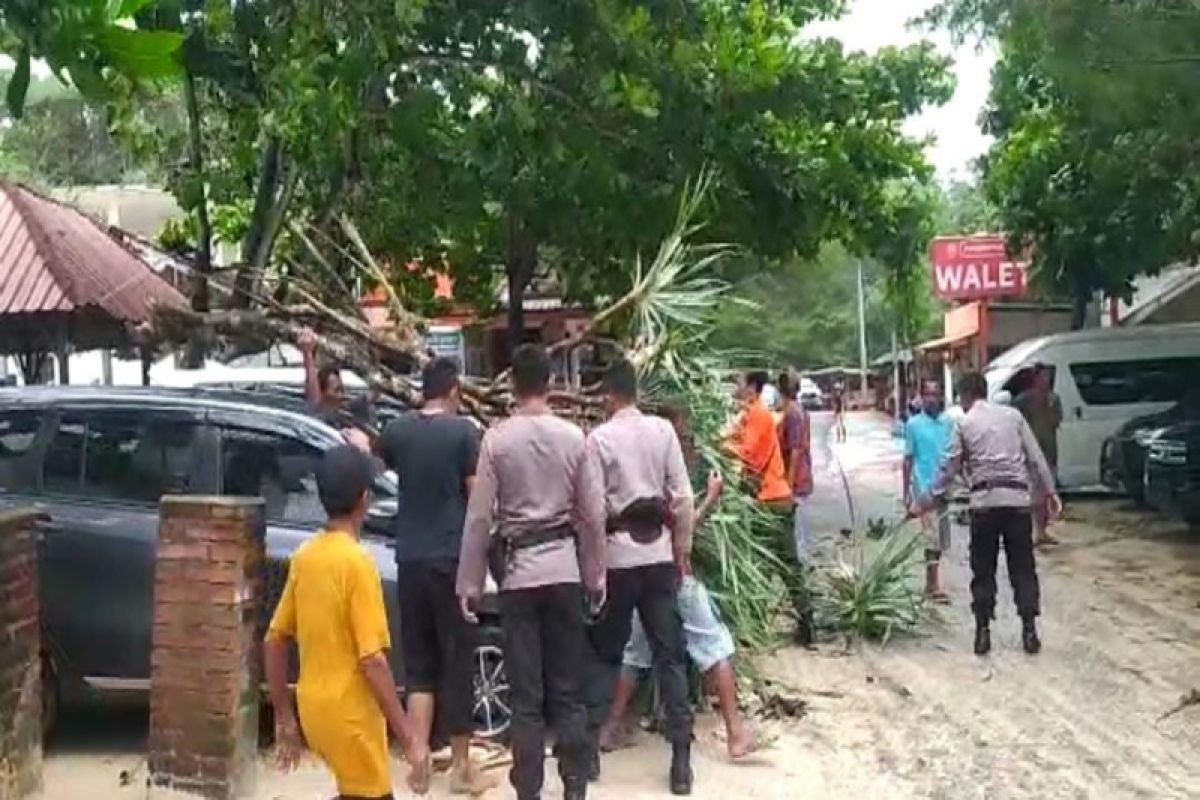 Sejumlah kendaraan-gazebo di pantai Gunungkidul alami kerusakan